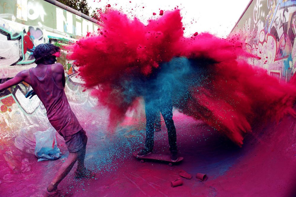 Zeste, agence de communication et marketing — l'énergie d'un lancer de poudres colorées (Holi, Inde)